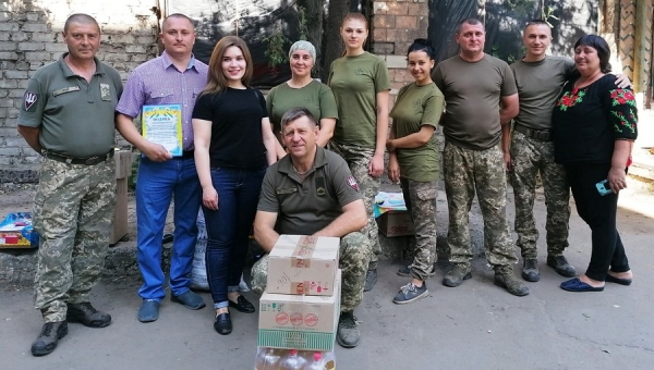 Там, де люди радіють жмені петрушки для супу побратимам…