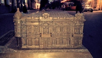 У Кропивницькому закопують в асфальт 3D-золото (ФОТО)
