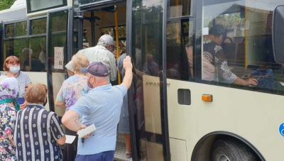 Вакцинуватимуть в автобусах, тролейбусах і в кафе?