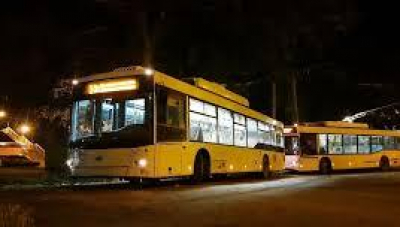 Нічний тролейбус – для пасажирів чи для самого себе?