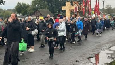Українського священника вшановують під проросійським прапором?